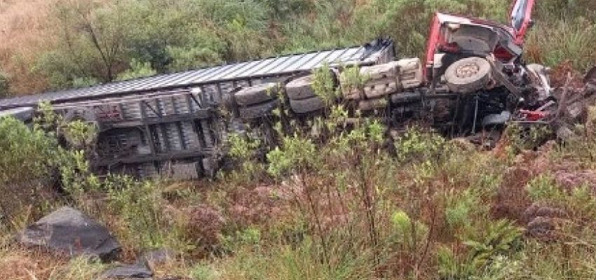 Acidente entre camionete e carreta mata 5 pessoas da mesma família na Serra Gaúcha