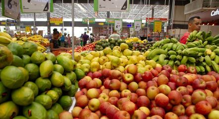 Inflação desacelera em janeiro, mas preços dos alimentos voltam a subir